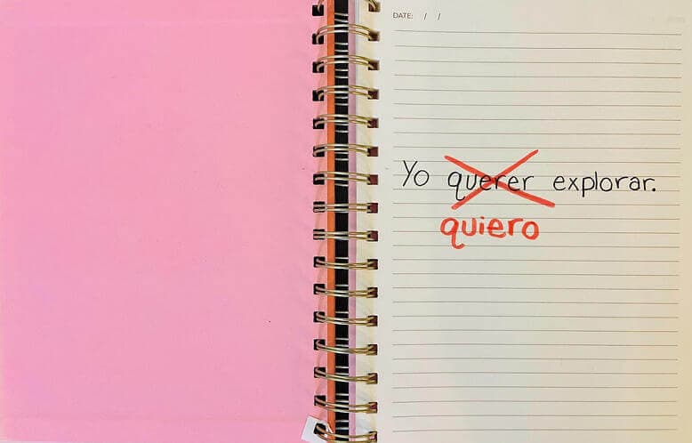 An open notebook that has the Spanish sentence "You quiero explorar"