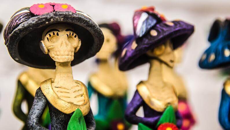 Skeleton statues for día de los muertos